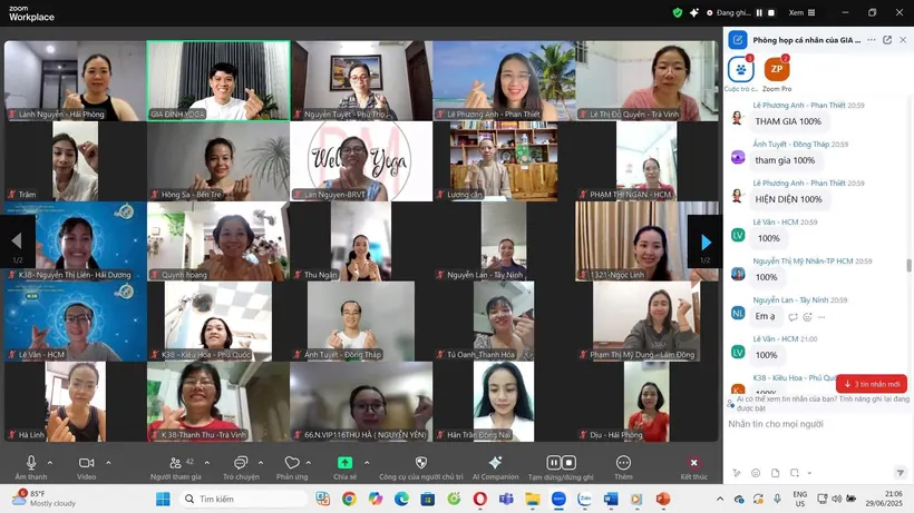 Buổi đào tạo HLV qua Zoom của Học viện Gia Đình Yoga — đông học viên ngồi tham dự, điểm danh hiện diện 100%